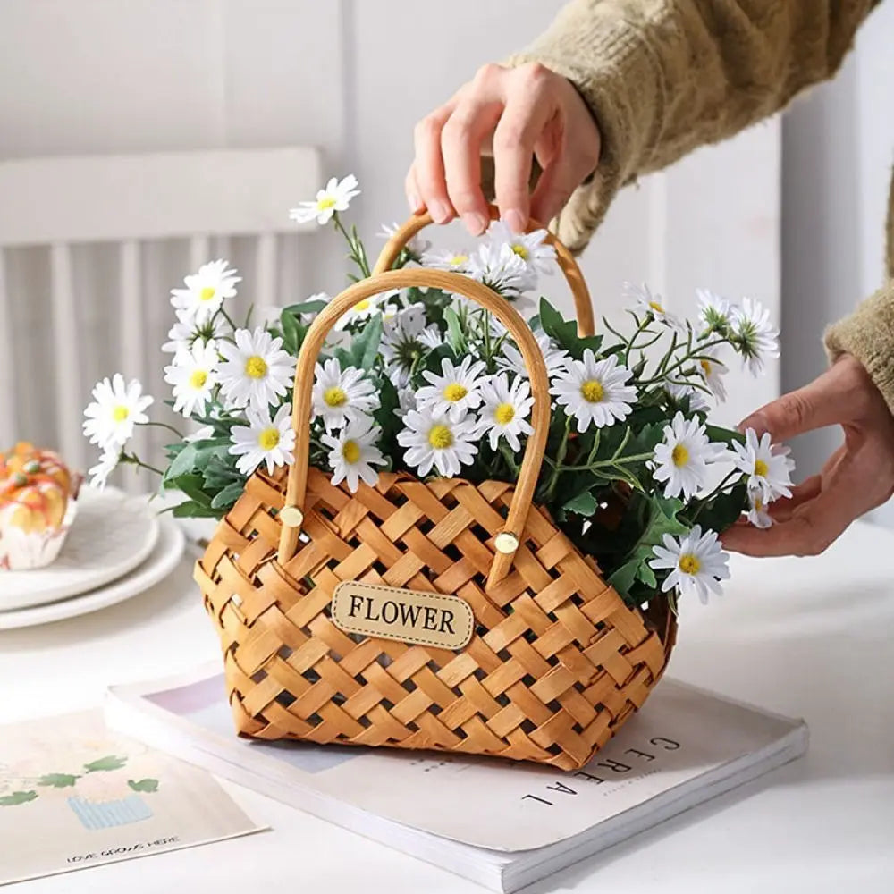 Panier en bambou rouge accueillant des fleurs séchées