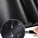 Autocollant meuble bois noir mat appliqué sur une armoire