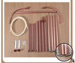 Ensemble de composants pour l'assemblage de meubles, comprenant diverses tiges métalliques rose et blanches ainsi que des accessoires complémentaires.