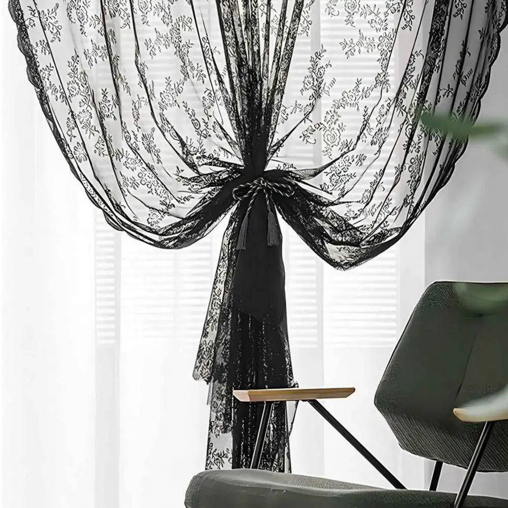 Détail du motif floral noir sur rideau transparent