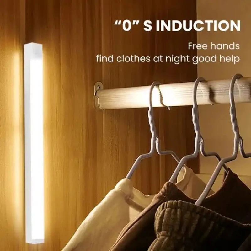 Lampe de chevet sans fil placée dans un placard de cuisine