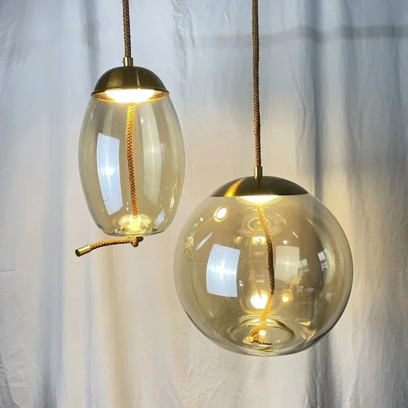 Détail de l'abat-jour en verre de la lampe de chevet scandinave