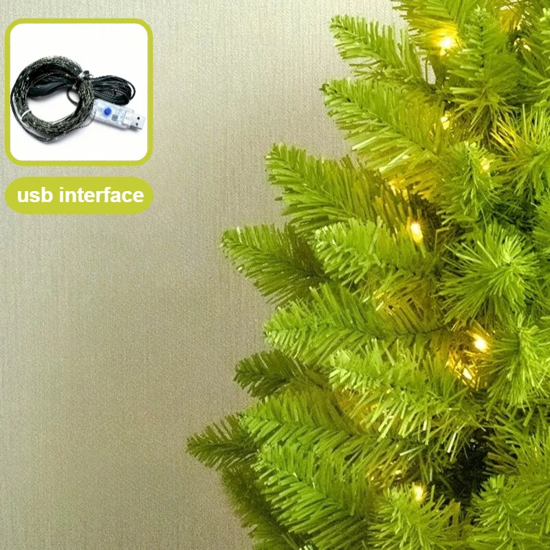 Détail du col tordu en forme de chapeau du Père Noël sur sapin artificiel