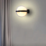 Applique murale LED boule acrylique 10W installée sur terrasse