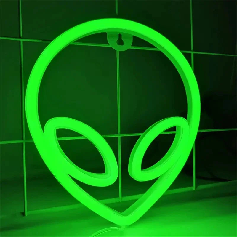 Enseigne au néon extraterrestre verte LED allumée dans une chambre sombre