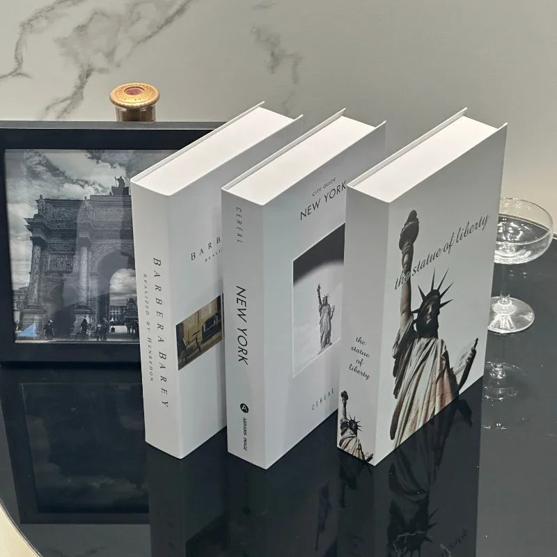 Faux livres décoratifs empilés sur étagère de salon