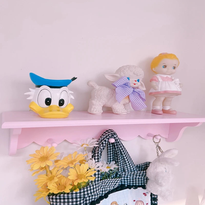 Porte-manteau mural en bois avec dentelle délicate style cœur fille vue de face