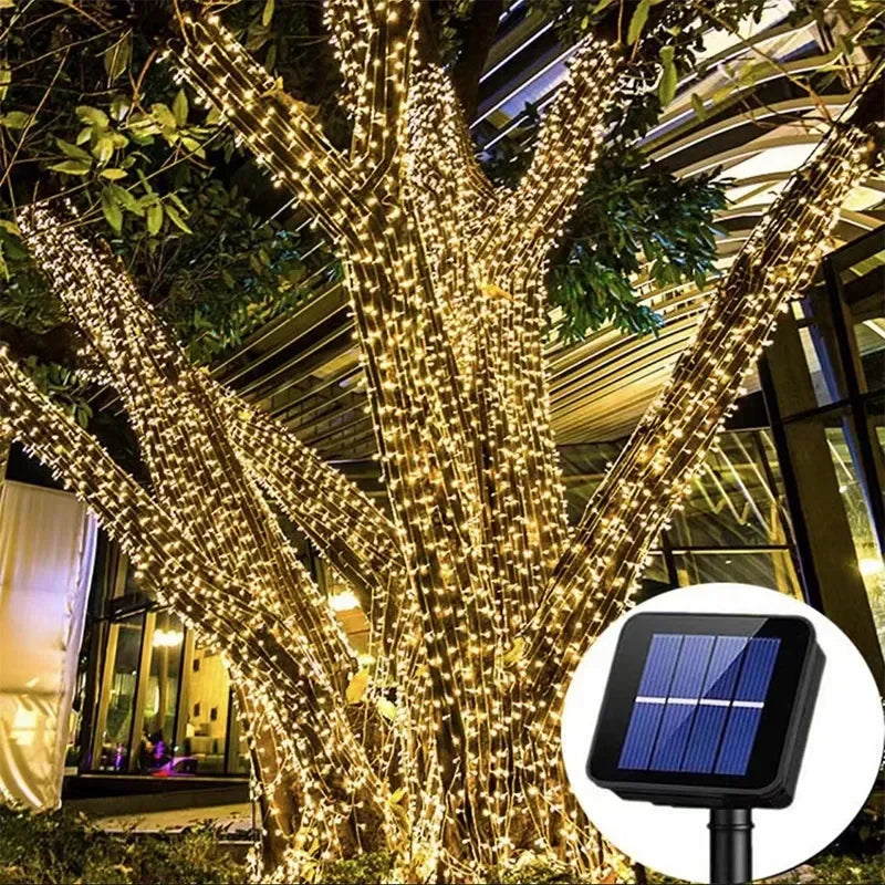 Guirlande solaire fée étanche illuminant un jardin la nuit
