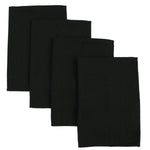 Des serviettes de table noires empilées sur un fond blanc, leur texture et leur couleur foncée contrastant avec l'arrière-plan clair.