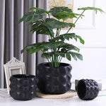 Cache-pot doré sur bureau moderne