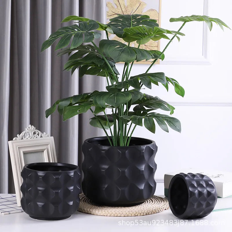 Cache-pot doré sur bureau moderne