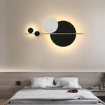 Lampe de chevet minimaliste rouge sur table de nuit design