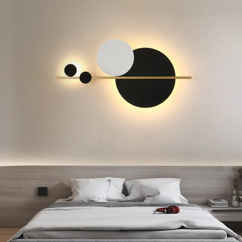 Lampe de chevet minimaliste rouge sur table de nuit design