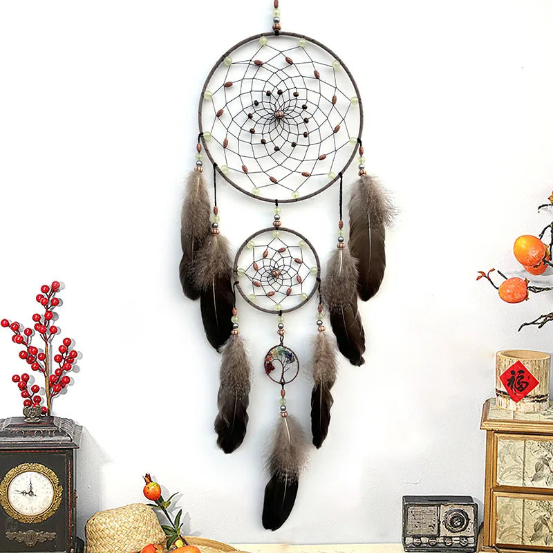 Un attrape-rêves décoratif avec des motifs géométriques, des plumes et des éléments décoratifs orientaux, créant une atmosphère apaisante et mystique.