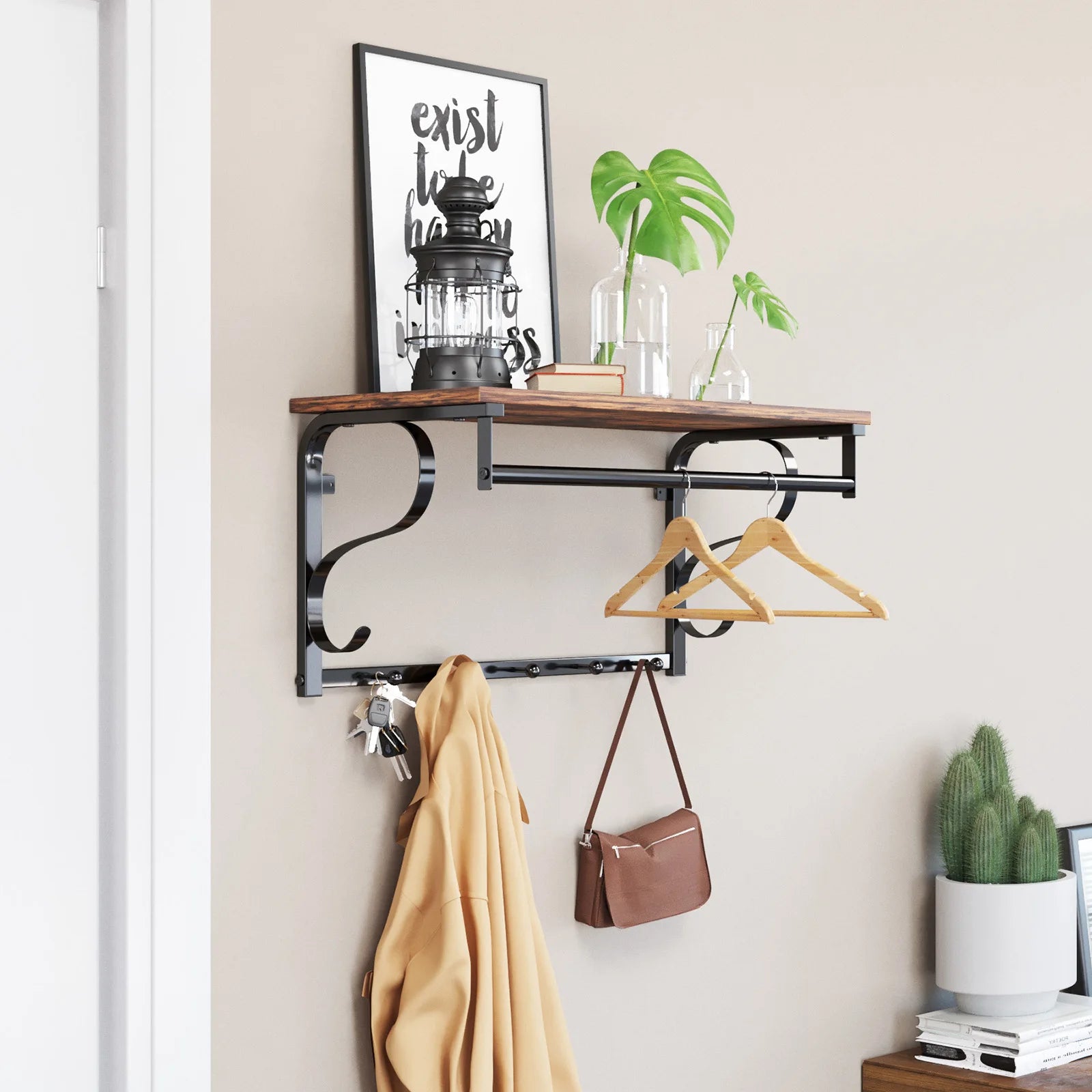 Étagère du porte-manteau supportant des objets décoratifs