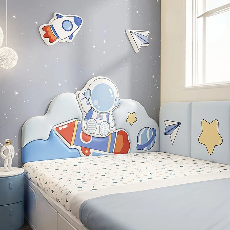 Panneau mural tête de lit astronome installé dans une chambre de garçon décorée