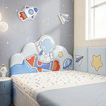 Panneau mural tête de lit astronome installé dans une chambre de garçon décorée
