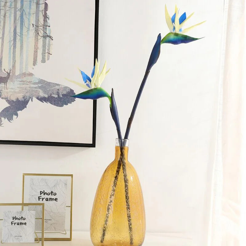 Fleur artificielle orange paradis oiseau dans salon contemporain