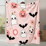 Cette couverture douce et douce montre une variété d'éléments décoratifs d'Halloween tels que des citrouilles, des fantômes et des chauves-souris sur un fond rose pastel, créant une ambiance festive et adorable pour la saison.