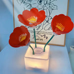 Veilleuse fleur allumée dans une chambre moderne