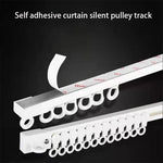 Rail de rideau autocollant blanc installé sur mur carrelé de salle de bain