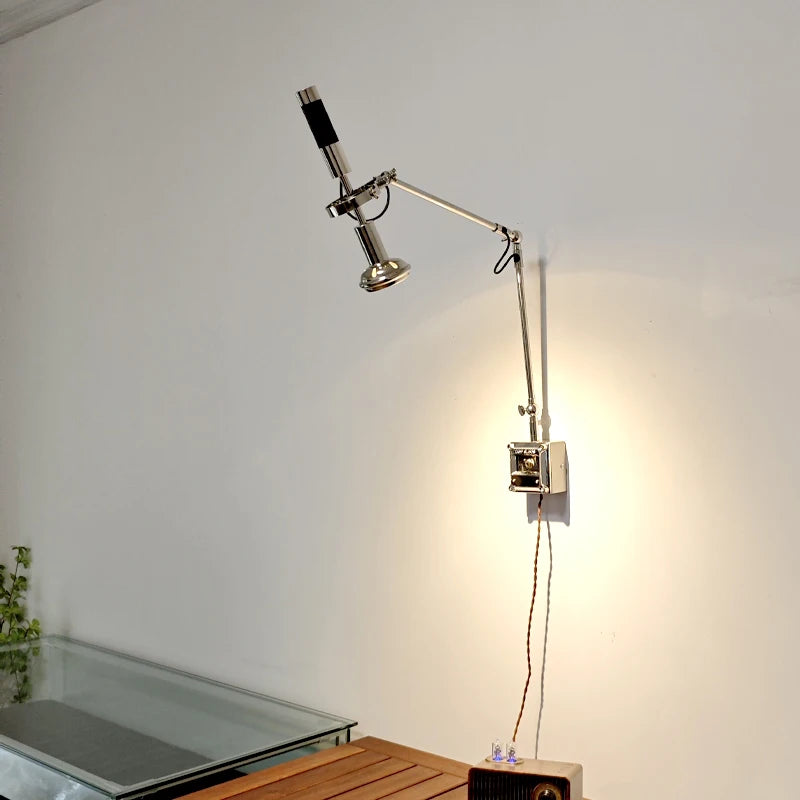 Détail du bras long orientable à 360 degrés de l'applique murale