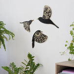 Détail des oiseaux en bois volants style scandinave rustique
