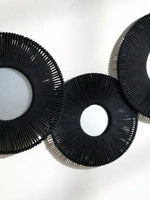 Miroir en macramé accroché dans un salon décoré style bohème