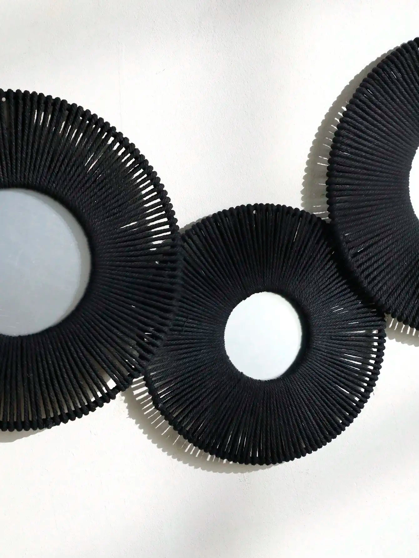 Miroir en macramé accroché dans un salon décoré style bohème