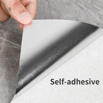 Application facile du papier peint auto-adhésif sur un mur de salon