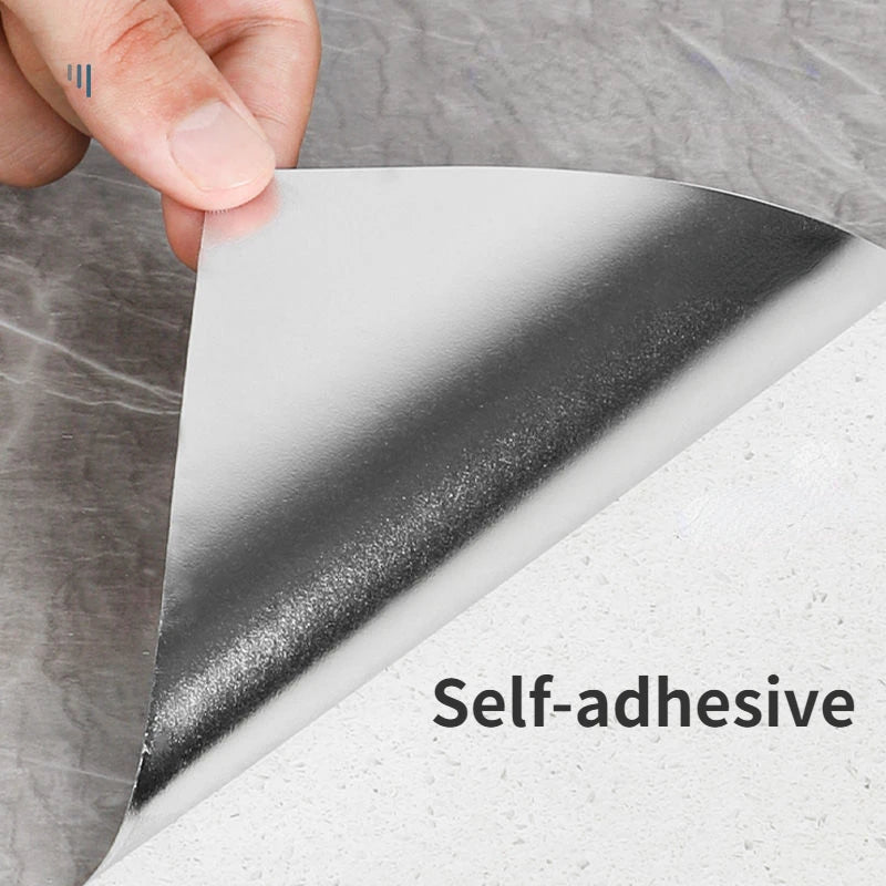 Application facile du papier peint auto-adhésif sur un mur de salon