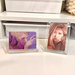 Cadre photo acrylique magnétique pour Polaroid sur une table en bois