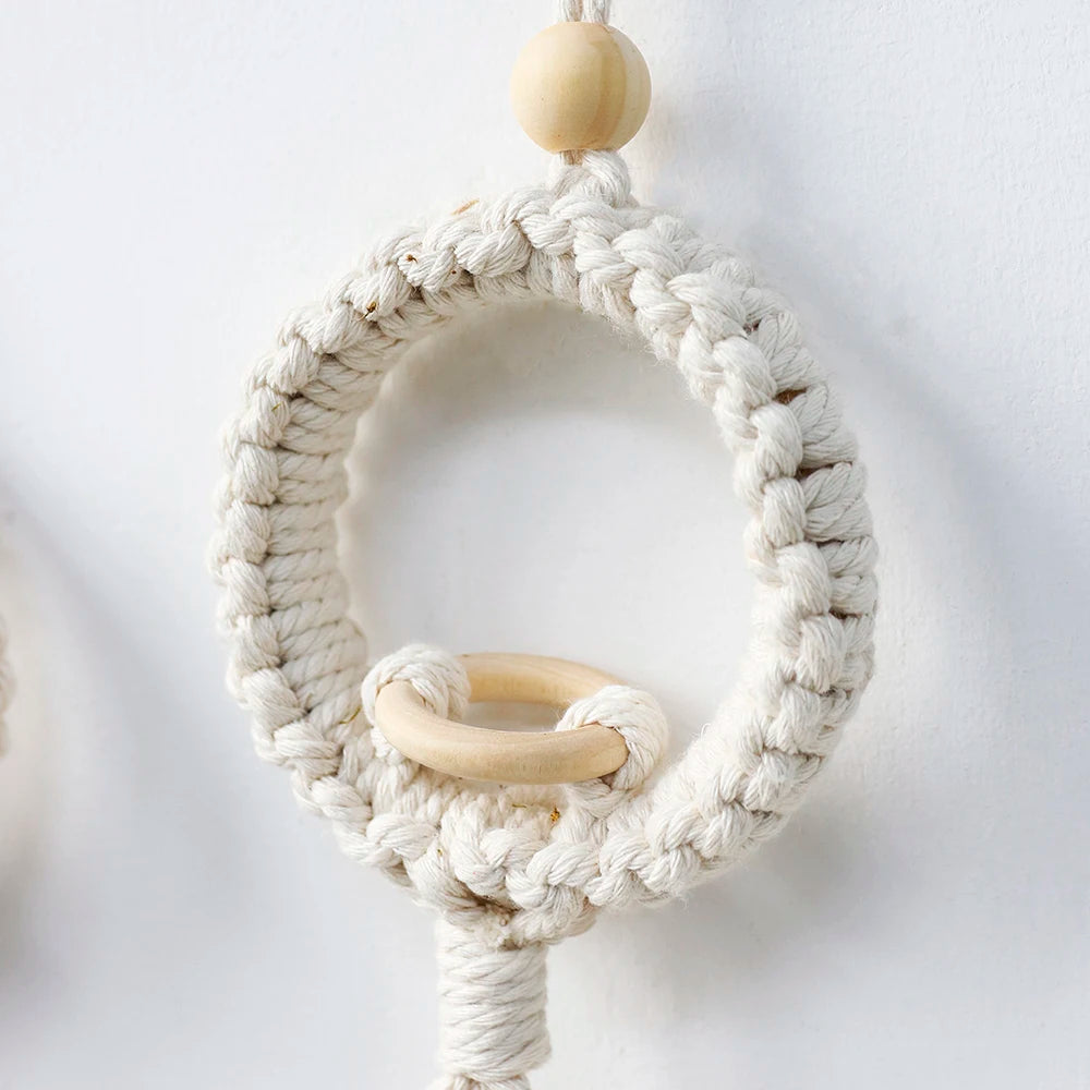 Support végétal boho chic accroché sur un mur de salon