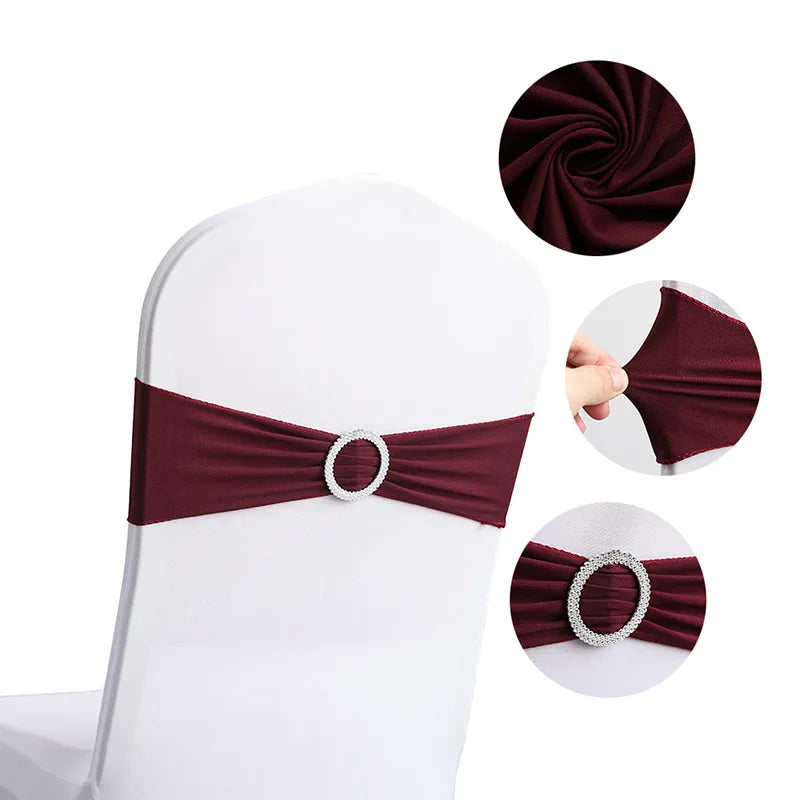 Le ruban de satin bordeaux orné d'un anneau en cristal décore élégamment le dossier d'une chaise blanche.