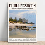 Paysage idyllique de la plage de Kühlungsborn sur la côte de Mecklembourg-Poméranie, avec des dunes de sable, des arbres nus et un reflet paisible de l'eau.