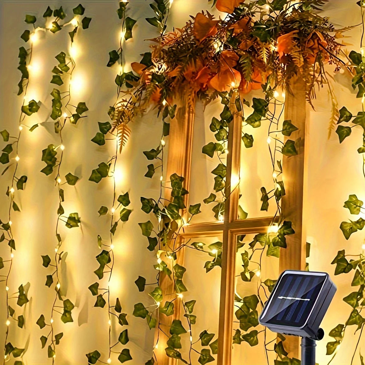 Guirlande solaire enroulée autour d'un treillis de jardin