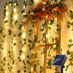 Guirlande solaire enroulée autour d'un treillis de jardin