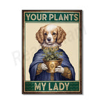 Une femme vêtue d'un manteau bleu et tenant un pot de plante dans ses bras, entourée d'un cadre rustique.