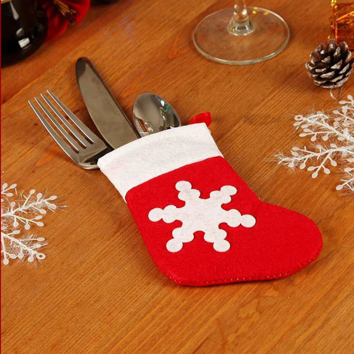 Porte-couteau de Noël gris foncé sur une nappe festive