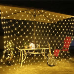 Guirlande lumineuse maille LED multicolore sur fenêtre