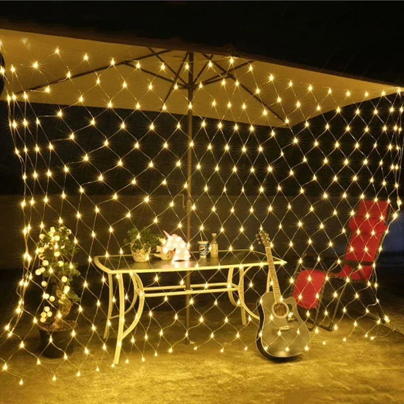 Guirlande lumineuse maille LED multicolore sur fenêtre
