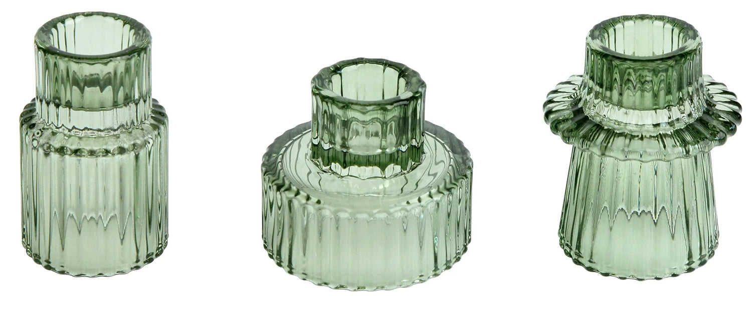Trois photophores en verre vert laqué aux motifs géométriques.
