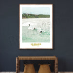 Une scène captivante de surfeurs sur les vagues déferlantes de Guadeloupe, avec le texte "Le Helleux" qui identifie ce lieu paradisiaque.