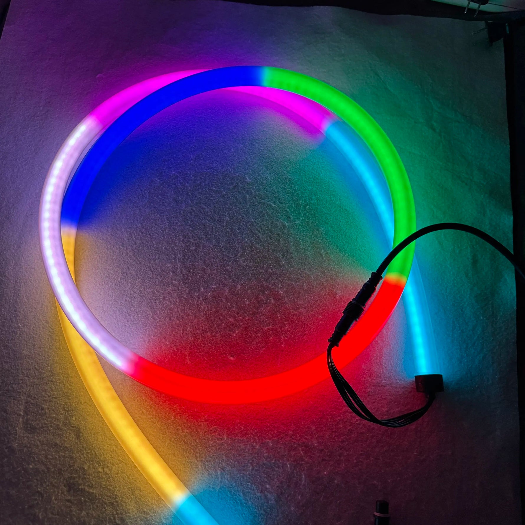 Détail du ruban LED néon avec connecteurs