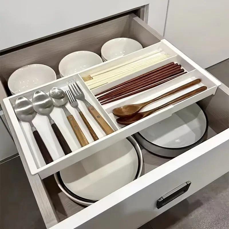 Organisateur de couverts extensible blanc dans un tiroir de cuisine