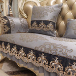 Magnifique ensemble de literie luxueuse avec des motifs floraux dorés et des dentelles noires élégantes, créant une ambiance riche et sophistiquée dans la chambre.