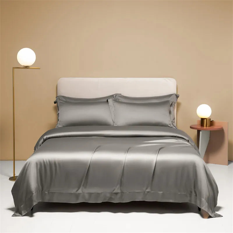 Housse de couette gris clair dans une chambre décorée avec style
