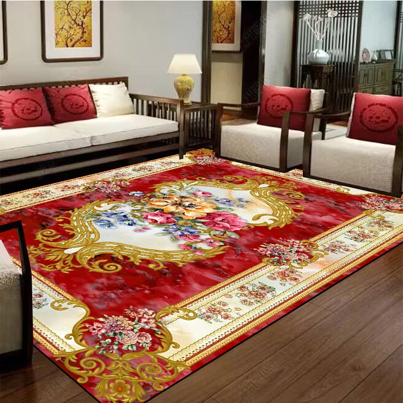 Un tapis rouge coloré et décoratif avec des motifs floraux dorés, agrémentant élégamment le salon avec ses canapés et ses accessoires.