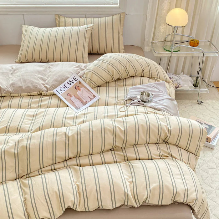 Parure de lit rayée en polyester brossé sur un lit double