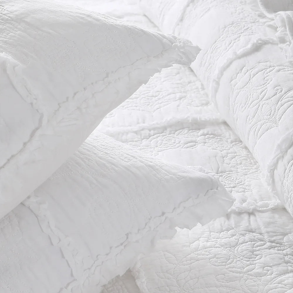 Couvre-lit blanc sur lit moderne